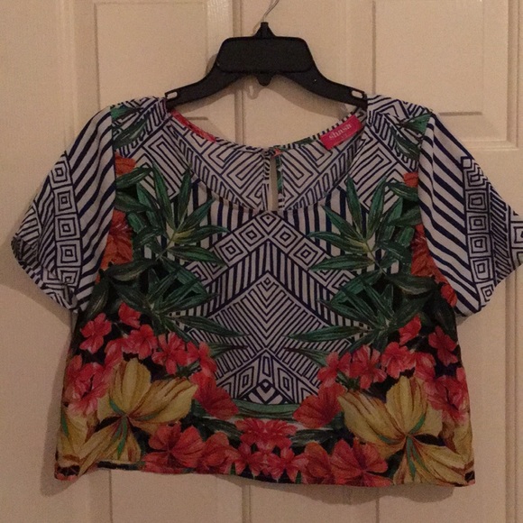 Fun Spring/Summer printed crop top. - Picture 2 of 3